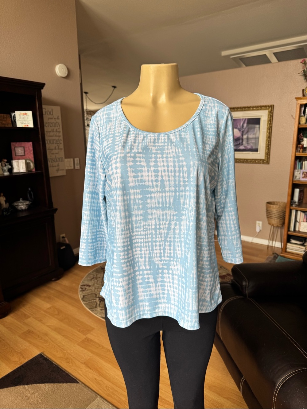 UV Skinz (UPF 50+) light blue & white patterned scoop neck blouse-size L
